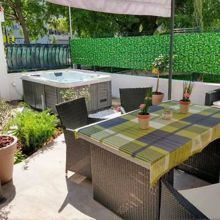 Lemon Tree Apartment *